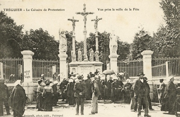 Tréguier — Le Calvaire de Protestation. Vue prise la veille de la
Fête (1904) © Archives Départementales des Côtes-d'Armor,
Saint-Brieuc.
